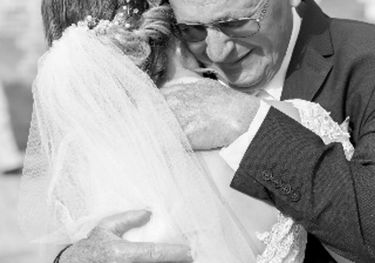 La mariée dans les bras de son père, un instant d’émotion