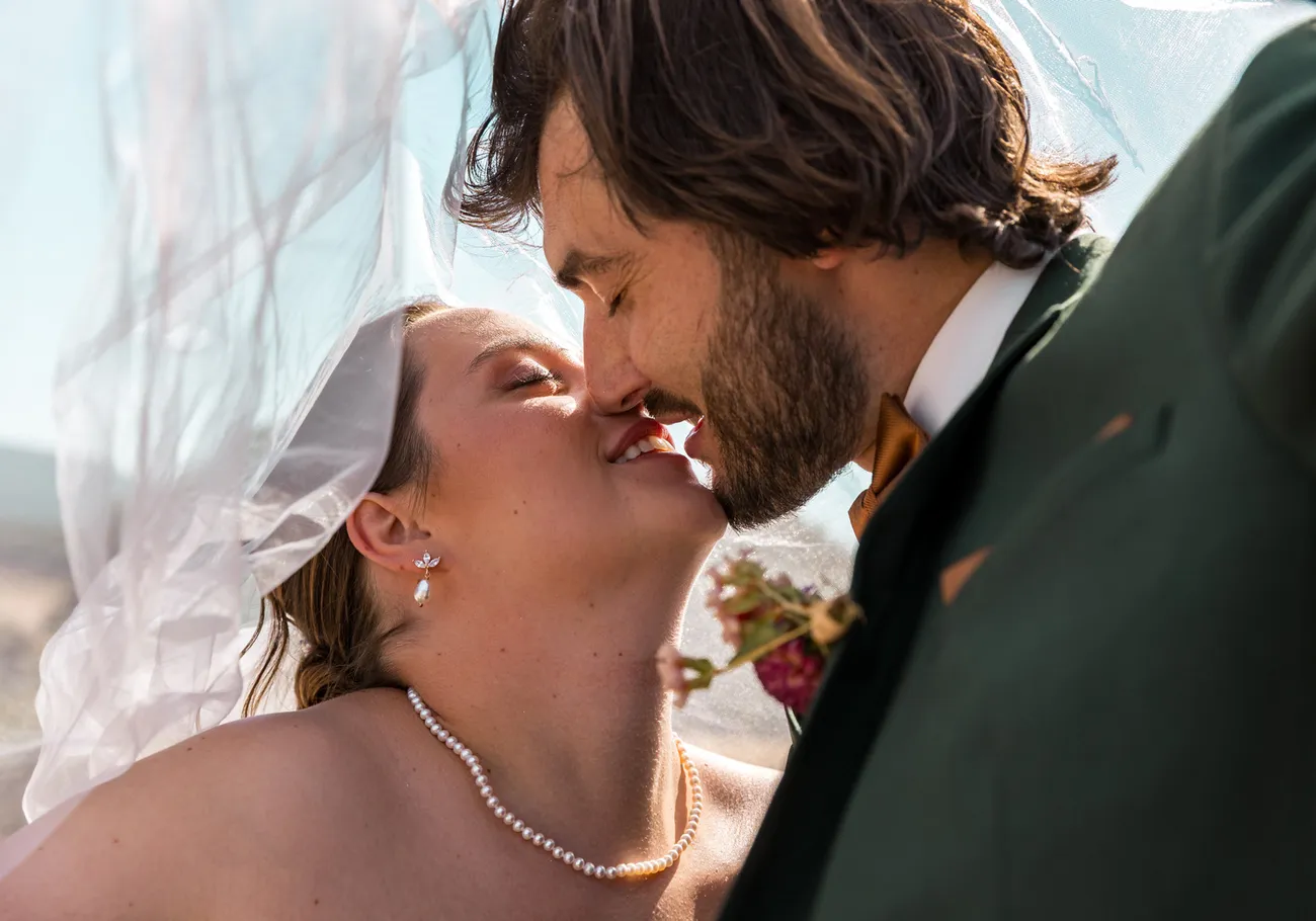 Un baiser sous le voile